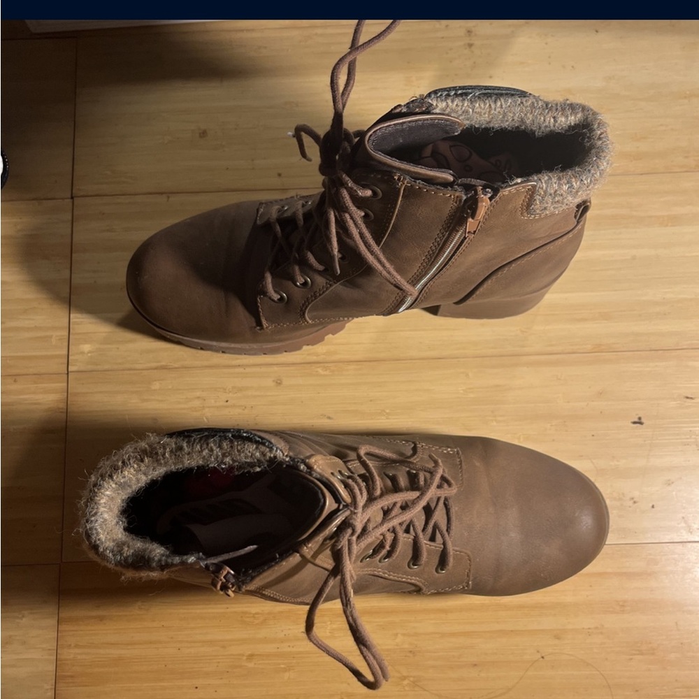 Brown boots with the heel at the end very comfortable